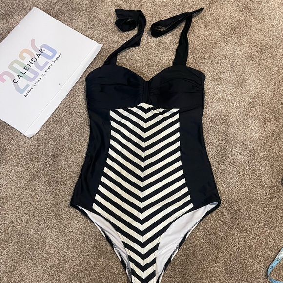 Cupshe Black One-Piece Swimsuit with Chevron Stripe Panel large Barbie - Picture 2 of 10